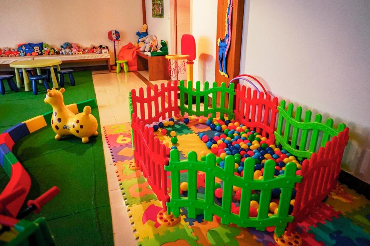 Valis Resort Hotel ヴォロス エクステリア 写真 A ball pit at a nursery school