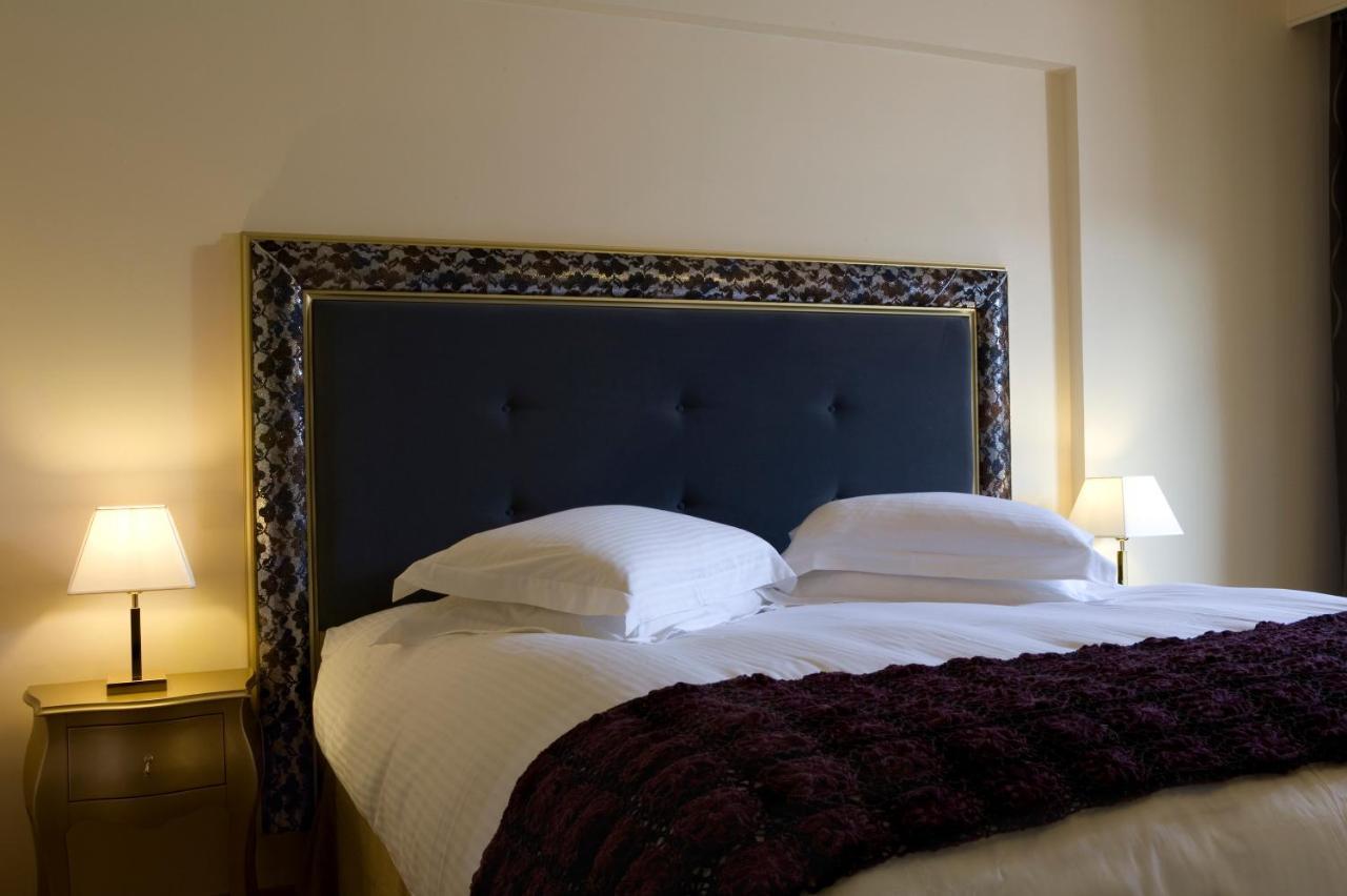 Valis Resort Hotel ヴォロス エクステリア 写真 A bed with a headboard
