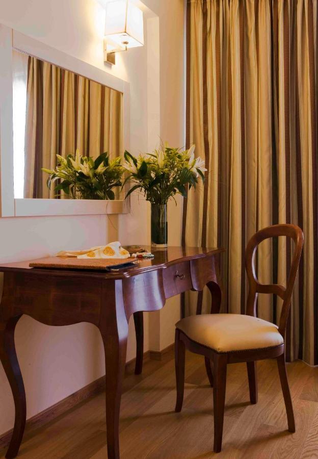 Valis Resort Hotel ヴォロス エクステリア 写真 A table with a chair