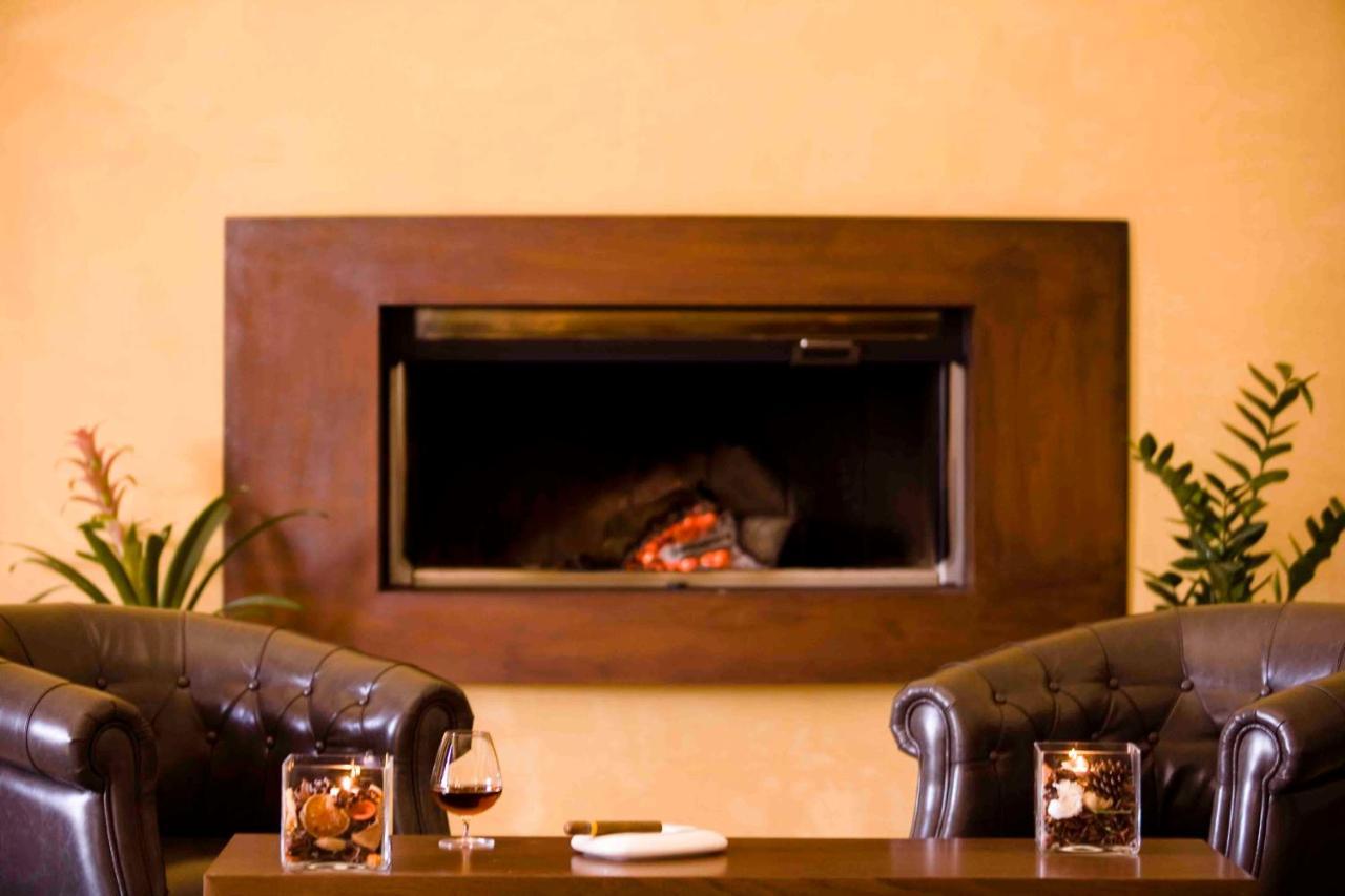Valis Resort Hotel ヴォロス エクステリア 写真 A fireplace