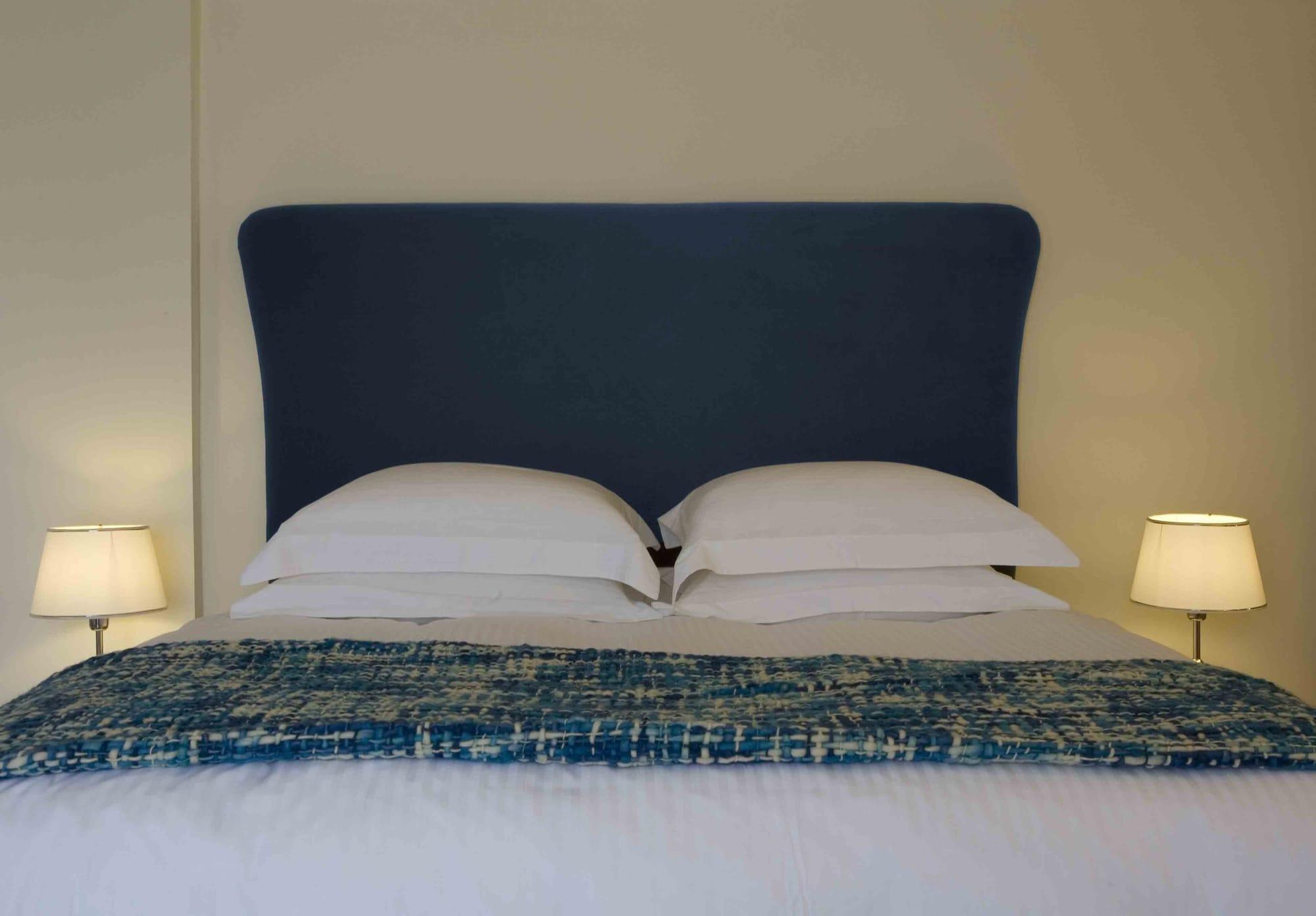 Valis Resort Hotel ヴォロス エクステリア 写真 A bed with a blue headboard