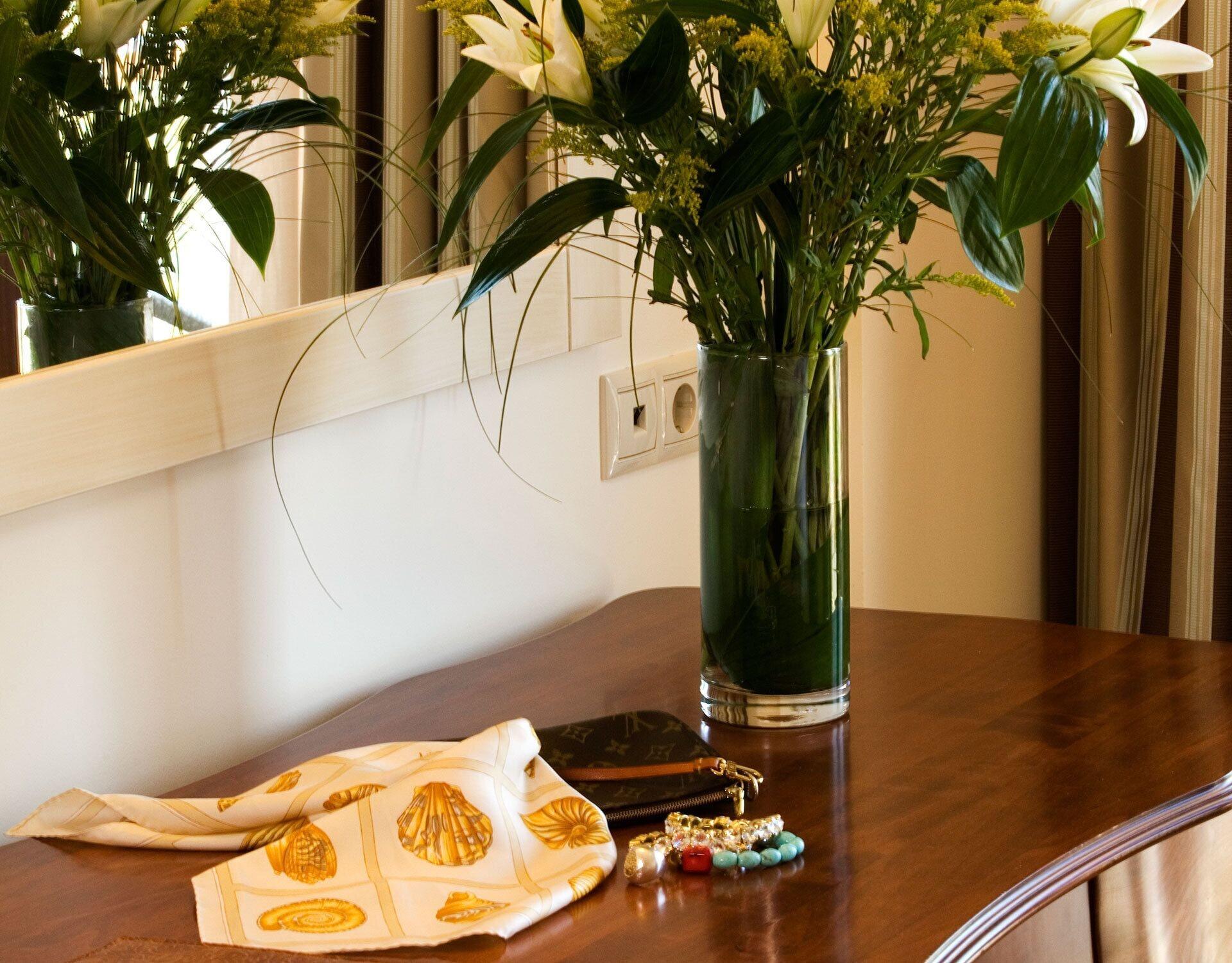Valis Resort Hotel ヴォロス エクステリア 写真 A table with a vase of flowers