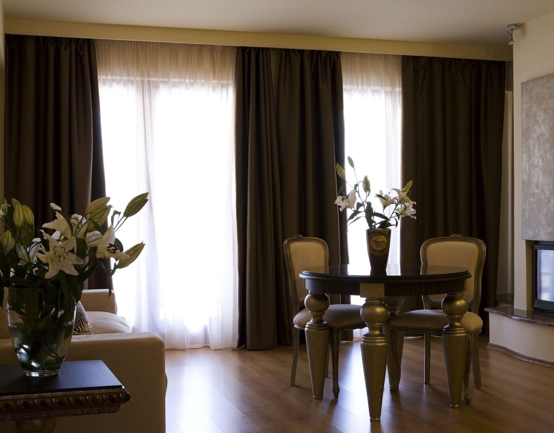 Valis Resort Hotel ヴォロス エクステリア 写真 A room with curtains