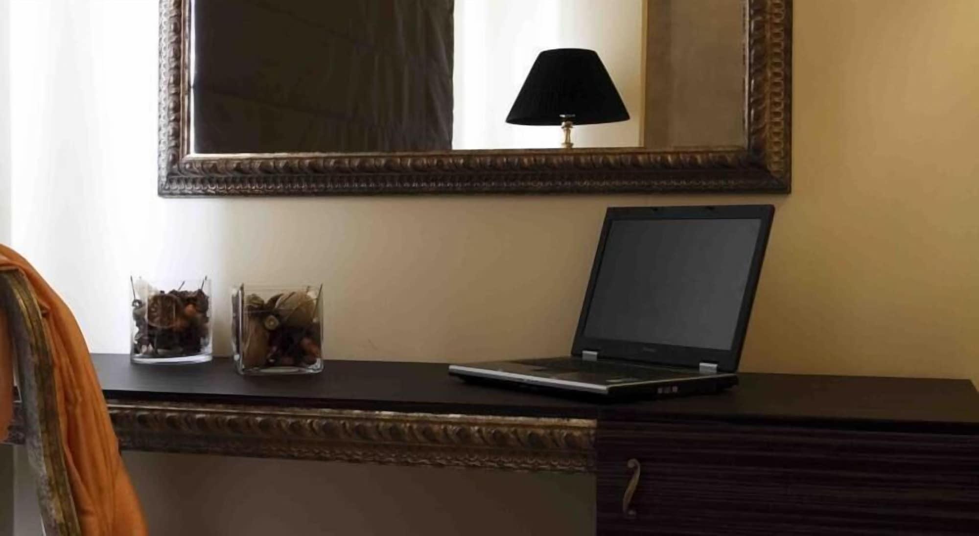 Valis Resort Hotel ヴォロス エクステリア 写真 A mirror in a home