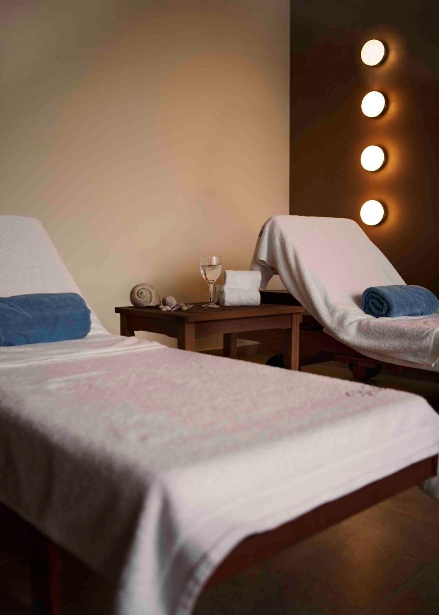 Valis Resort Hotel ヴォロス エクステリア 写真 Massage beds