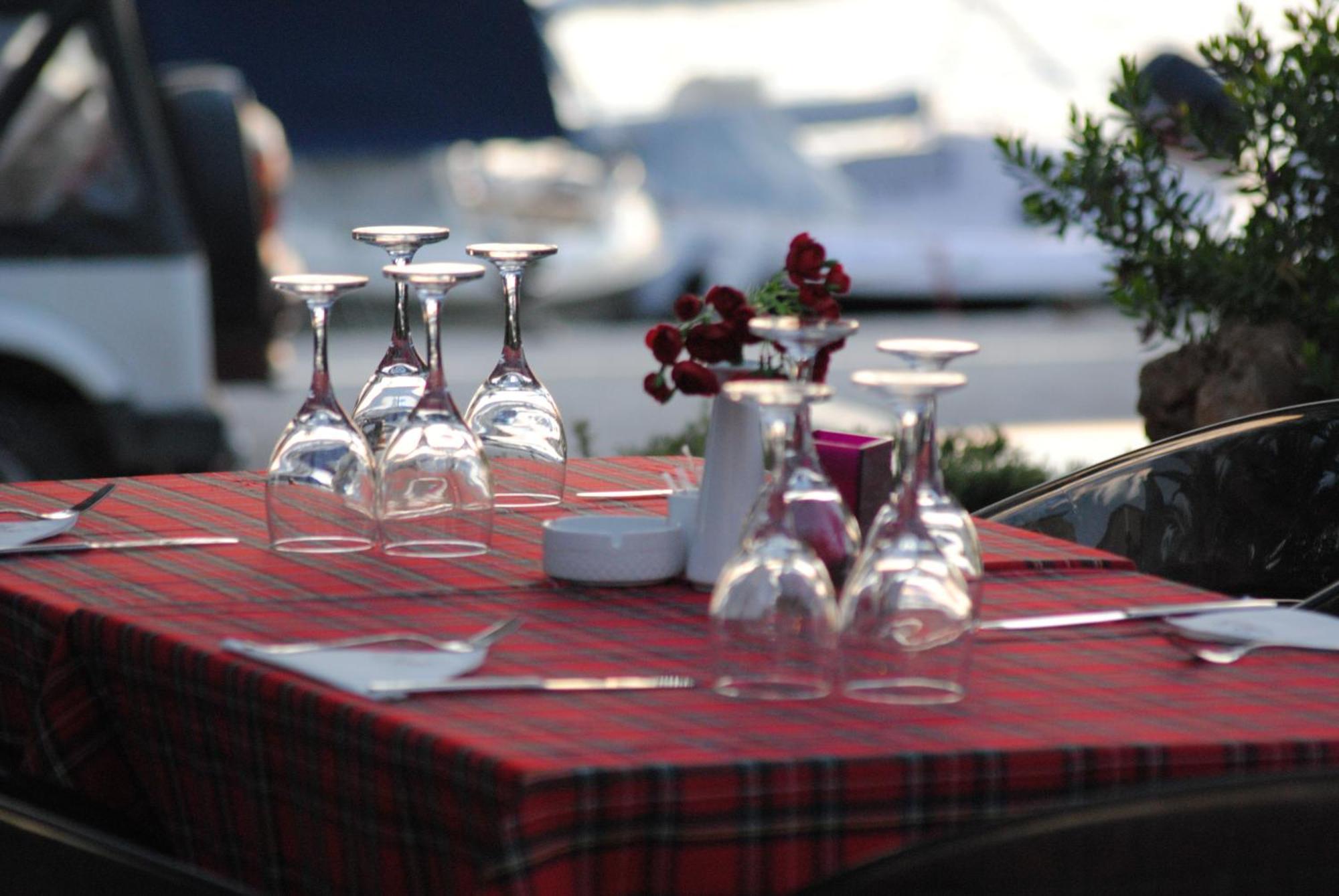 Valis Resort Hotel ヴォロス エクステリア 写真 A restaurant table