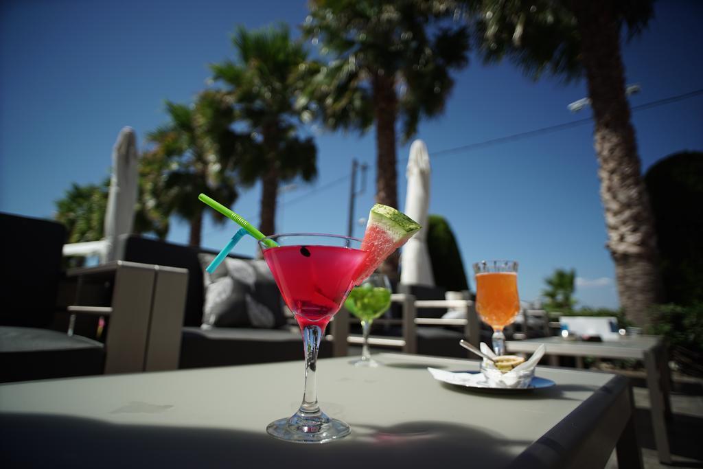 Valis Resort Hotel ヴォロス エクステリア 写真 Cocktails at a beach bar